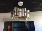 un lustre suspendu au plafond d'une pièce