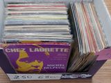 une boîte remplie de disques posée sur une table