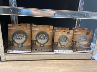 quatre machines à laver exposées dans un magasin