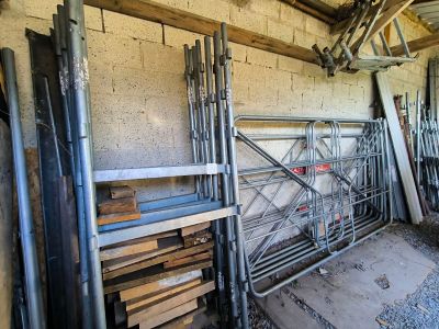 Plusieurs morceaux de bois sont empilés contre un mur dans un garage