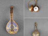 quatre images différentes représentant une horloge et un instrument de musique, exposées
