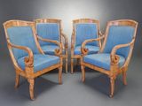 trois chaises avec des coussins rembourrés bleus et une structure en bois