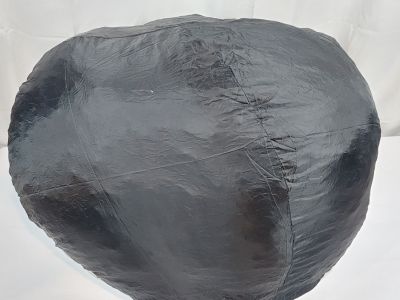 un chapeau en papier mâché noir sur fond blanc