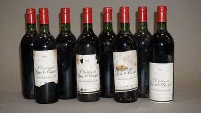 six bouteilles de vin sont alignées sur une table