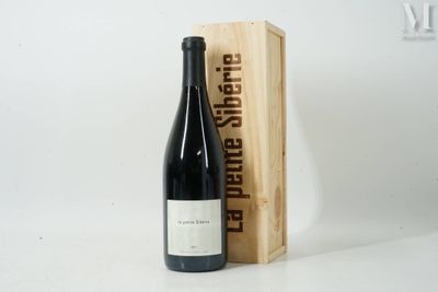une bouteille de vin posée à côté d'une caisse en bois