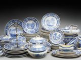 de nombreuses assiettes et bols bleus et blancs sur la table
