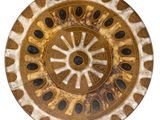 assiette décorative marron et blanche, parsemée de points noirs sur fond blanc