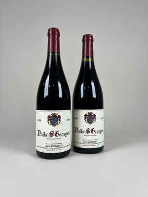 deux bouteilles de vin rouge posées l'une à côté de l'autre sur une table