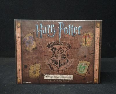 Le jeu de société Harry Potter est posé sur une surface noire