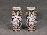 deux vases décorés de fleurs