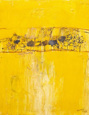 une peinture abstraite représentant un tableau jaune et noir accroché à un mur jaune