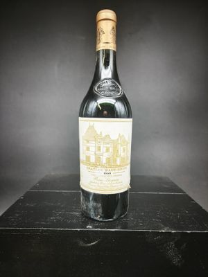 une bouteille de vin posée sur une boîte noire