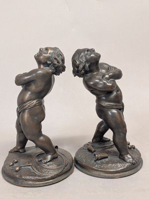 paire de figurines anciennes en bronze d'un garçon et d'une fille