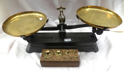 une image représentant une balance avec deux plateaux posés dessus