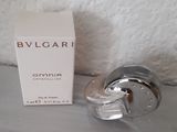 un flacon de Bvlgari posé sur une table, à côté d'un coffret de parfum
