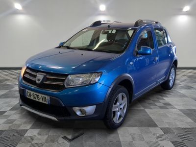 une photo d'une dacia bleue garée sur un sol en damier