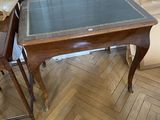 deux tables placées l'une à côté de l'autre sur le sol