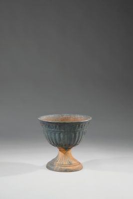 une photo d'un bol bleu et marron posé sur une table blanche