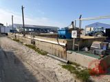 un grand réservoir garé au bord de la route