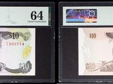 trois types différents de billets de banque exposés dans une vitrine