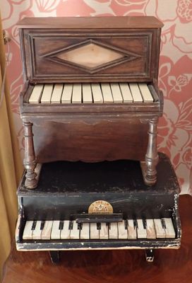 un piano posé sur une table