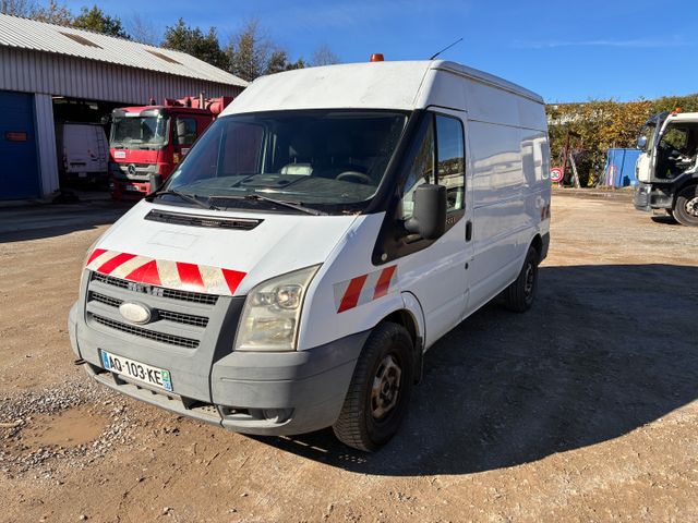 Véhicule utilitaire Ford Transit, immatriculé AQ-103-KE, 1ère mis...