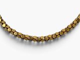 un collier en or sur fond blanc