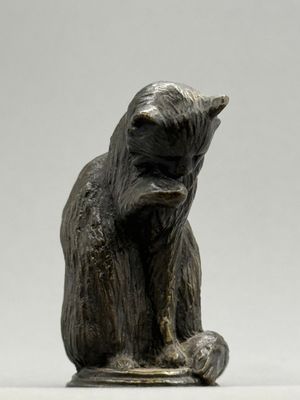 une statue représentant un chat assis sur une table