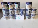 plusieurs boîtes de conserve posées sur une table, avec une étiquette indiquant le prix