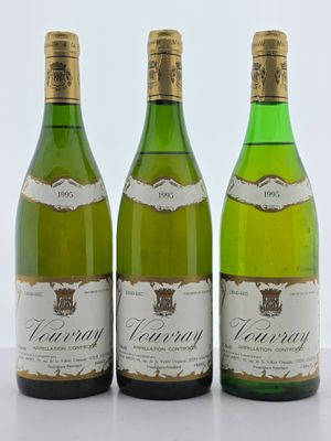 trois bouteilles de vin posées sur une table l'une à côté de l'autre
