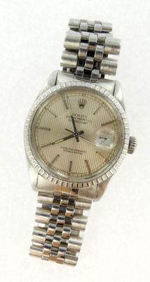 une image d'une montre sur une surface blanche avec un fond blanc