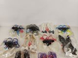 beaucoup de jouets en plastique posés sur une table