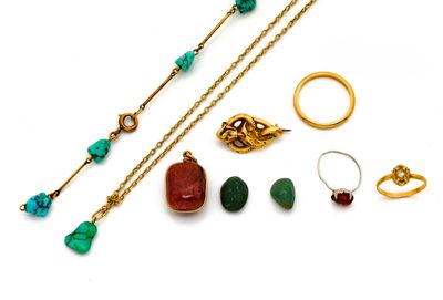 un assortiment de bijoux comprenant des bagues, des bracelets et des bagues