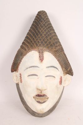 une image représentant un masque en bois coiffé d'un chapeau