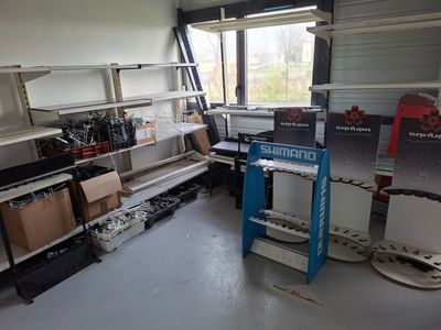 étagères métalliques - UNIQUEMENT EN PRESENTIEL