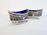 lot de deux plats sur pied en verre argenté et bleu cobalt