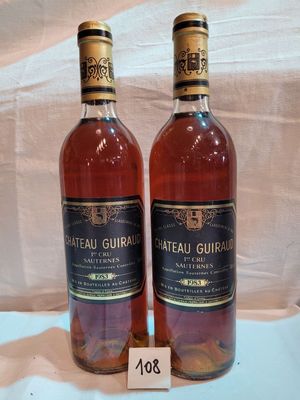 deux bouteilles de vin posées sur une table l'une à côté de l'autre