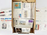 une boîte remplie de timbres et d'enveloppes posée sur une table