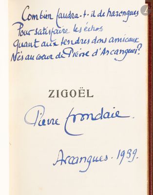 un vieux morceau de papier avec une écriture dessus, posé sur une table