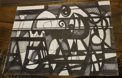 un dessin en noir et blanc sur une feuille de papier posée sur une table