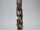 sculpture représentant un totem en bois sur lequel figurent trois personnages
