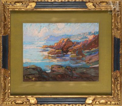 une peinture à l'huile représentant une côte rocheuse avec des rochers et de l'eau, dans un cadre doré