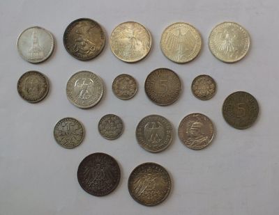 a lot of coins that are on the table