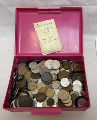 une boîte rose remplie de pièces de monnaie, avec un mot à l'intérieur