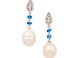 une paire de boucles d'oreilles en perles et diamants