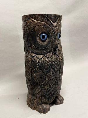 une image représentant une statue de chouette sur fond blanc
