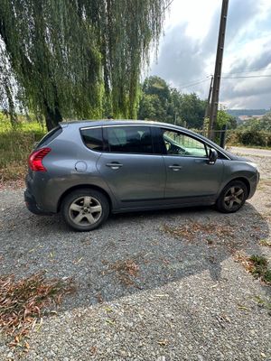 une petite voiture garée sur le bord de la route