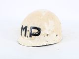 un casque de chantier blanc sur lequel est peint « n p »