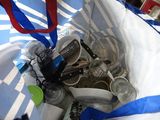 un sac bleu et blanc rempli d'argent et d'objets en argent