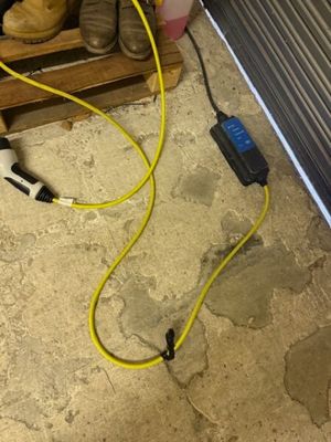 un cordon jaune relié à un appareil noir et blanc